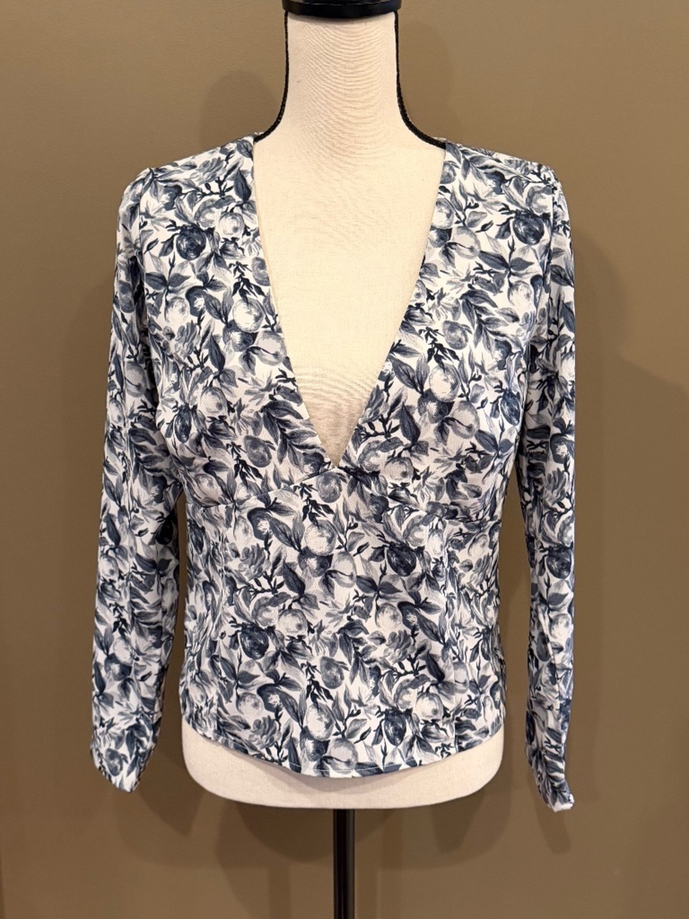 Abercrombie & Fitch Floral Fruit Print V-Neck Navy White Long Sleeve, Size Large